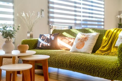Χώρος καθιστικού στο 3 bed home with pool table, near Westfield Mall