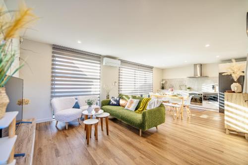 Η κουζίνα ή μικρή κουζίνα στο 3 bed home with pool table, near Westfield Mall