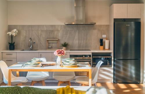 Η κουζίνα ή μικρή κουζίνα στο 3 bed home with pool table, near Westfield Mall