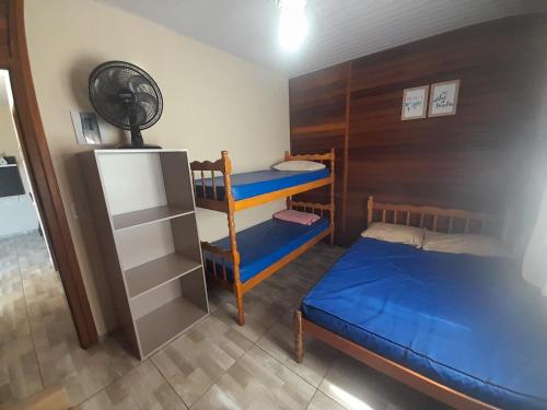a room with two bunk beds and a closet at Casa Colonial em Guaratuba, próximo a praia in Guaratuba