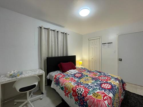 Ένα ή περισσότερα κρεβάτια σε δωμάτιο στο Toronto Room with Balcony - Midtown