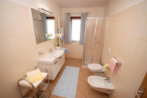 サン・カンディドにあるAppartments Oberhoferのバスルーム(洗面台、トイレ、シャワー付)