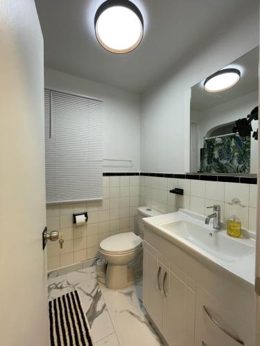 Ένα μπάνιο στο Toronto Room with Balcony - Midtown