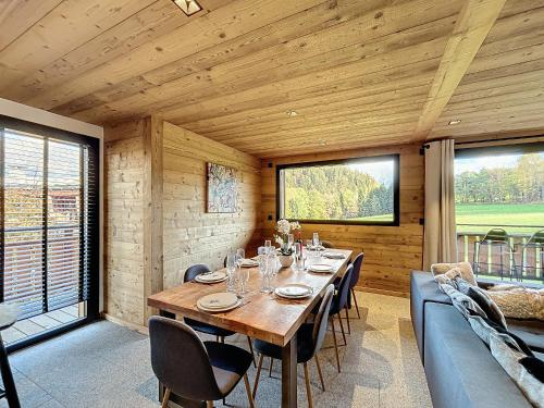une salle à manger en bois avec une table et des chaises dans l'établissement Chalet de luxe avec vue Mont Blanc et parking - FR-1-560-150, à Sallanches