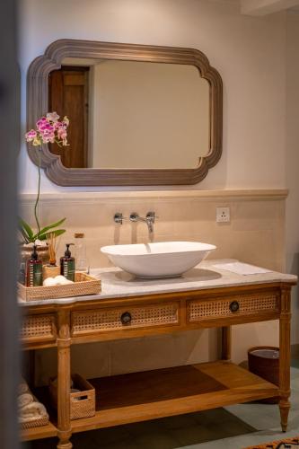 a bathroom with a sink and a mirror at Umah Lusa in Munduk