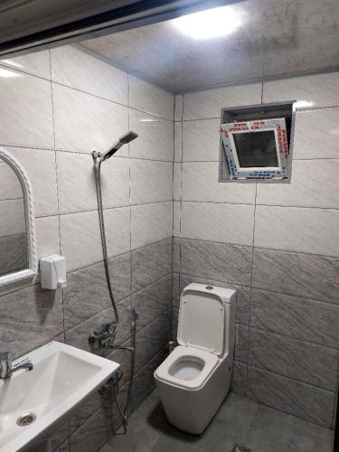 Malakan 2 tesisinde bir banyo