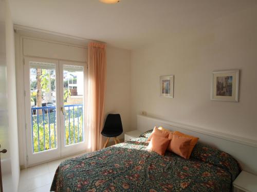 ein Schlafzimmer mit einem Bett und einem Fenster in der Unterkunft EMPÚRIES 7 - Apartamento con vistas espectaculares desde la terraza. - ES-228-167 in Llança