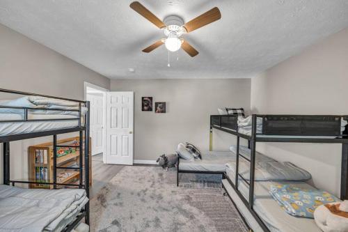 Una cama o camas en una habitación de Spacious family home with playroom