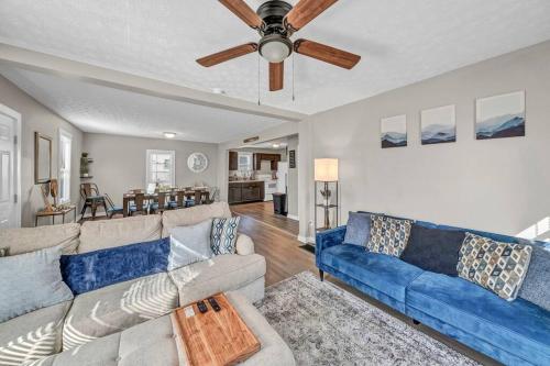 Un lugar para sentarse en Spacious family home with playroom