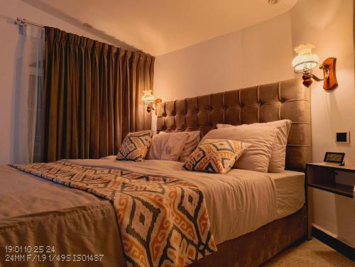 Postel nebo postele na pokoji v ubytování Celestia Boutique Inn - Boutique Stay Overlooking Jerash Ruins