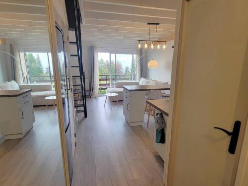 Cette chambre comprend une cuisine et une salle de bains avec une échelle. dans l'établissement Duplex 6 pers - Centre station - Ski/Randonnées - Balcon - FR-1-393-177, à Saint-Michel-de-Chaillol