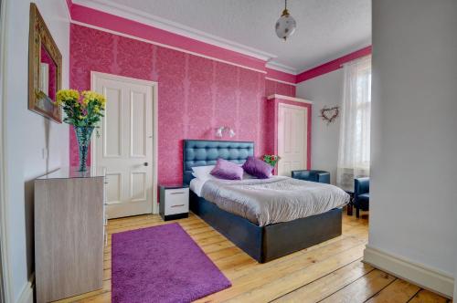 A bed or beds in a room at Elford House 
