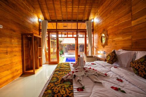 Ένα ή περισσότερα κρεβάτια σε δωμάτιο στο JJ HOME BALI GUEST HOUSE