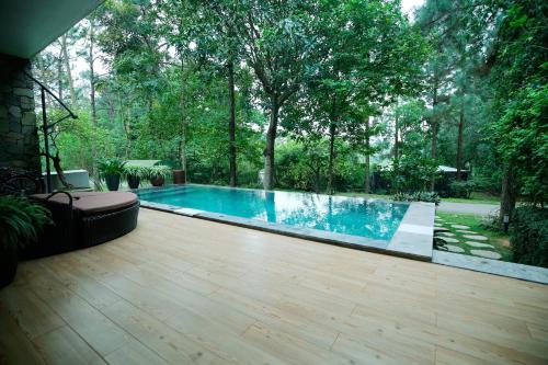a swimming pool in the middle of a yard at Biệt Thự chủ nhà tự doanh tại FLAMINGOS ĐẠI LẢI RESORT in Phúc Yên