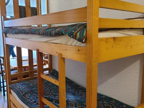 quelques lits superposés dans une chambre dans l'établissement Studio cabine confortable proche pistes ski, 4 pers. - FR-1-689-147, à Villard-de-Lans