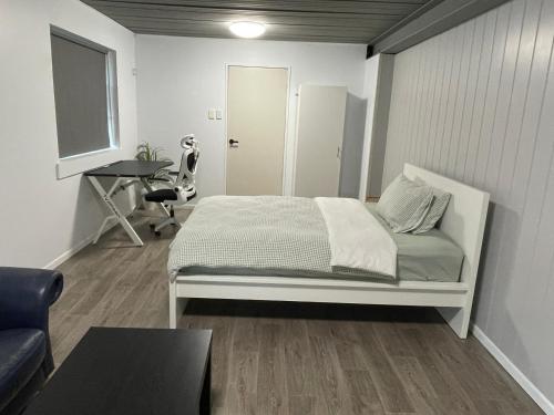 una camera da letto con un letto, una scrivania e un tavolo di Spacious studio unit a Rochedale South