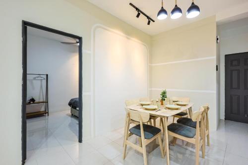 a dining room with a table and chairs at Premium Family Homestay in Cameron Highlands Clover Home 1-06 in Brinchang