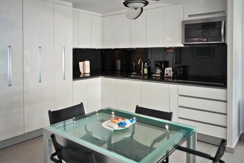 Η κουζίνα ή μικρή κουζίνα στο Cupecoy Beach Club Condo