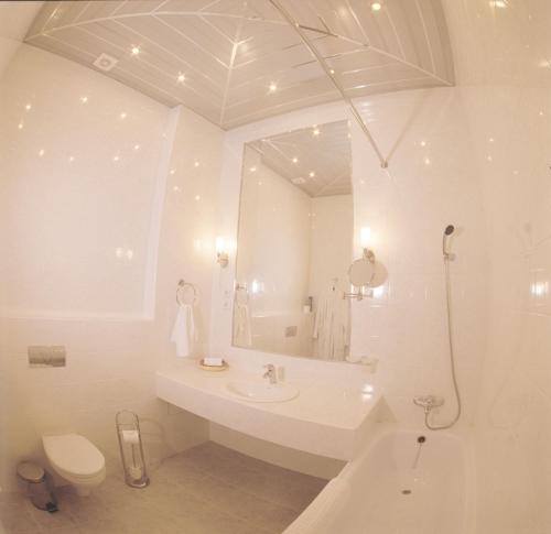 A bathroom at Astoria Hotel
