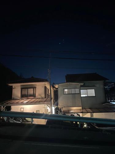 El edificio en el que está la habitación en casa particular
