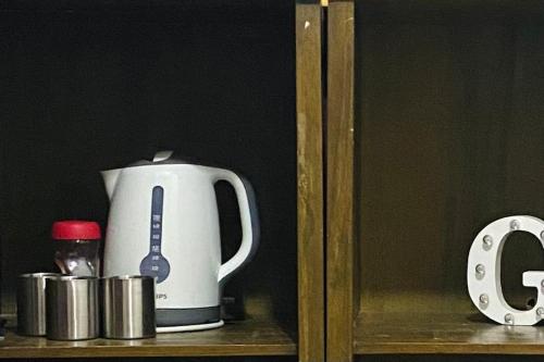 estantería de madera con cafetera y tetera en Los Mangales, en Villamontes