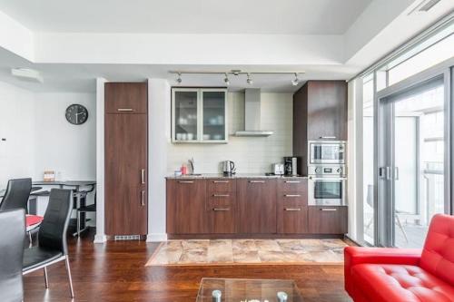 Gallery image of NewDowntown Condo by UnionStationScotiaArena in Toronto