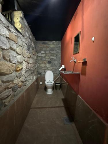 Kopalnica v nastanitvi River Edge Resort Nepal