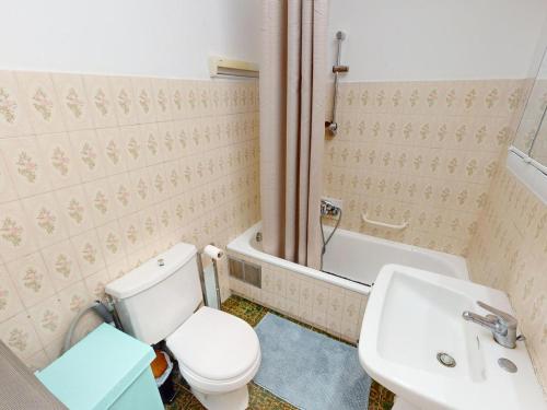 une salle de bain avec toilettes, lavabo et baignoire dans l'établissement Studio RDJ avec terrasse, bord de mer, WIFI, animaux acceptés - FR-1-196-367, à Roquebrune-Cap-Martin