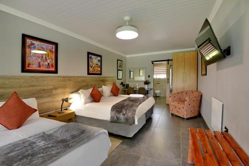 Una cama o camas en una habitación de Sunrock Guesthouse