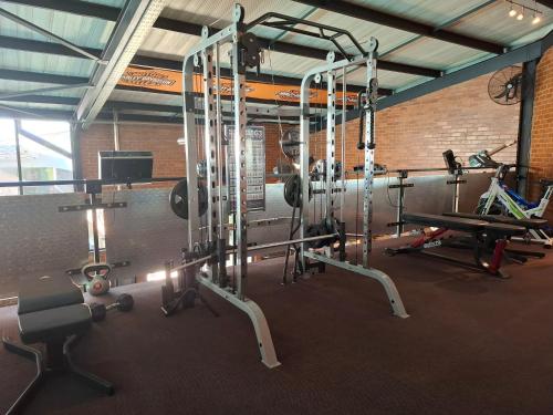 Spordikeskus ja/või sportimisvõimalused majutusasutuses Sunrock Guesthouse