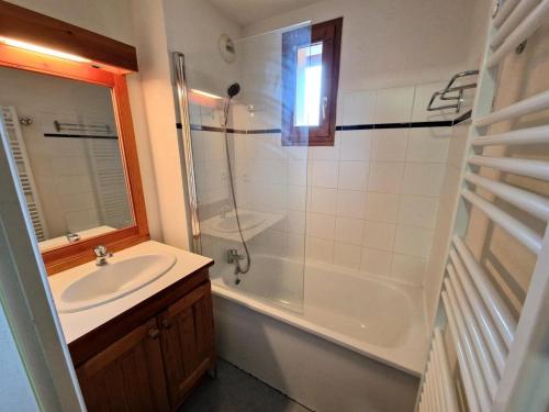 une salle de bain avec un lavabo et une douche dans l'établissement Les Chalets D'arrondaz - Joli duplex 10/12 personnes MAE-2892, à Modane
