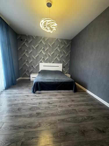 a bedroom with a bed and a chandelier at Vendam sweet Home in Vǝndam