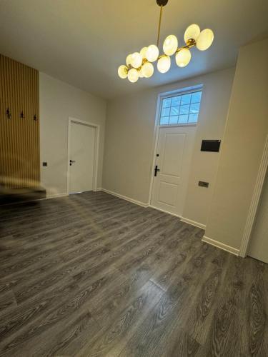 an empty room with a door and a window at Vendam sweet Home in Vǝndam