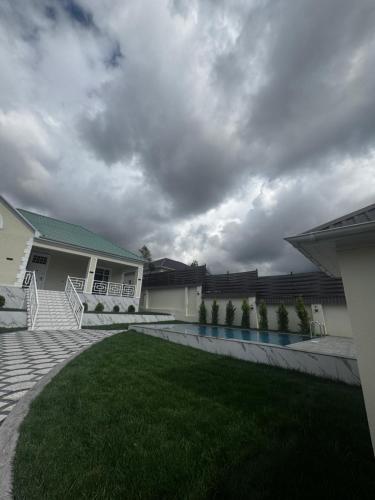 a house with a green lawn in the yard at Vendam sweet Home in Vǝndam