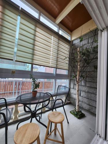 a patio with a table and chairs on a balcony at Daemyeongyeok - house of gallery in Daegu