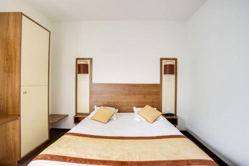 Postel nebo postele na pokoji v ubytování Brit Hotel De La Côte Des Havres