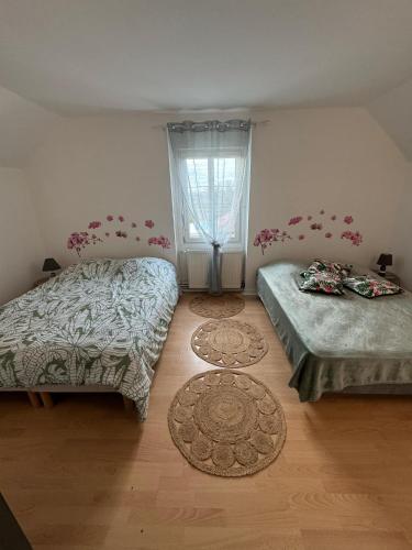 une chambre avec deux lits et une fenêtre dans l'établissement BB escapade, à Saint-Léonard