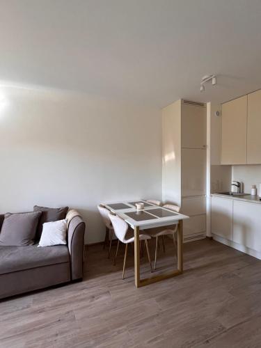 een woonkamer met een bank en een tafel bij Apartament 70 Metro in Warschau