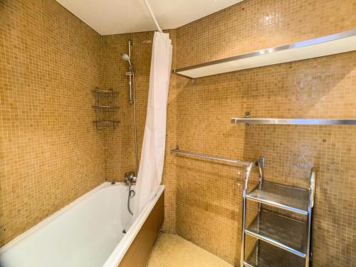une salle de bain avec douche et baignoire dans l'établissement Résidence Sefcotel - Studio mezzanine·Proche des pistes et commerces MAE-0834, à Tignes