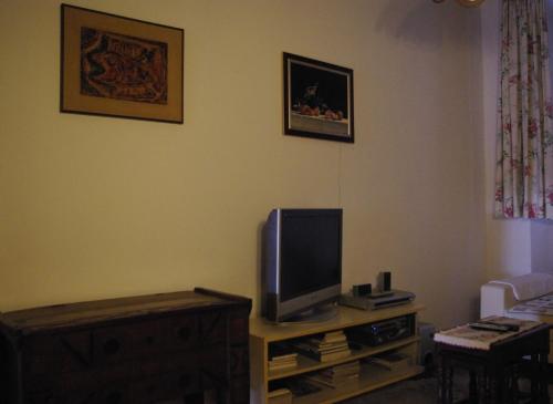 Televízia a/alebo spoločenská miestnosť v ubytovaní Apartment Anic Dubrovnik City Beachside Escape