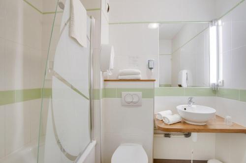 Koupelna v ubytování Brit Hotel De La Côte Des Havres