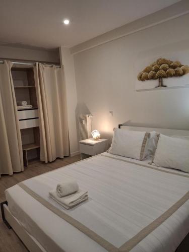 une chambre avec un grand lit blanc avec des serviettes dessus dans l'établissement 3 Pieces Apartment à Juan-les-Pins, à Antibes