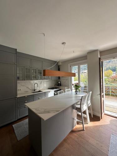 - une cuisine avec une grande île blanche dans une chambre dans l'établissement 70sqm in heart of chamonix, à Chamonix-Mont-Blanc