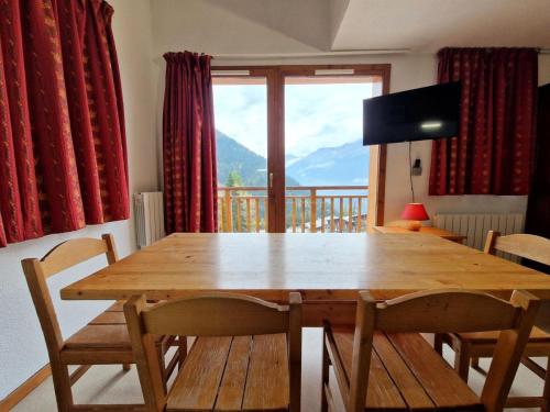 - une table à manger avec vue sur la montagne dans l'établissement Les Chalets D'arrondaz - 3 pièces 4/6 personnes MAE-9544, à Modane