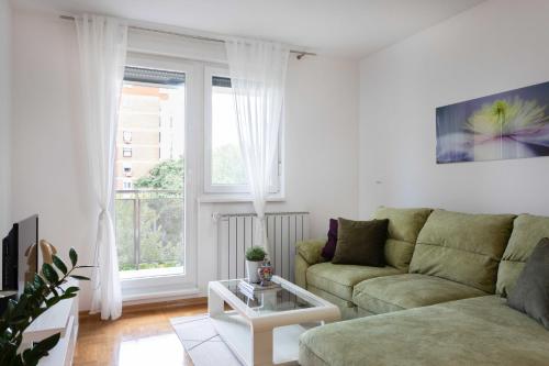Bright 1BDR with Balcony & Parking