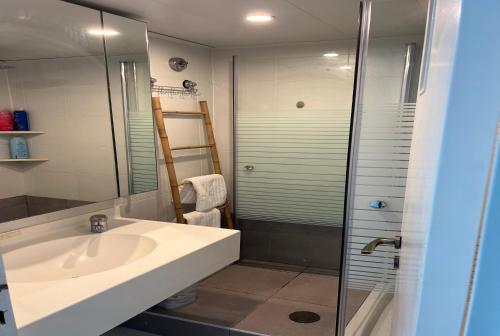 Koupelna v ubytování Caesarea Resort