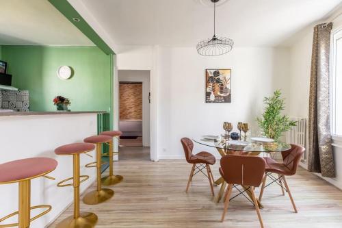 une cuisine et une salle à manger avec une table et des chaises dans l'établissement 3 Appartements , Balnéo, pour 10 personnes Maison Thermale, à Chamalières