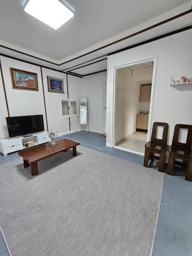 a living room with a tv and a coffee table at Daemyeongyeok - house of gallery in Daegu