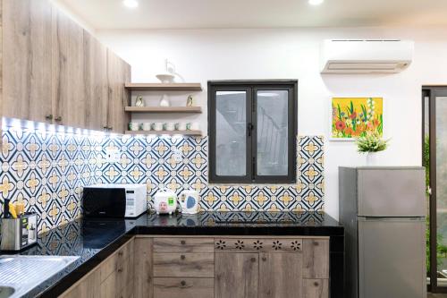 Una cocina o zona de cocina en Relaxing Beachfront Home Đà Nẵng, netlfix, private
