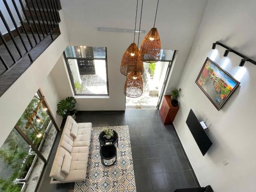 Una vista aérea de una sala de estar con un sofá. en Relaxing Beachfront Home Đà Nẵng, netlfix, private, en Da Nang